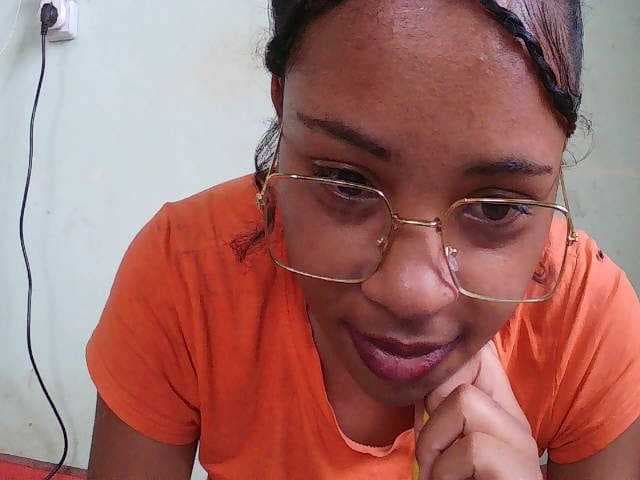 TriciaBella live cam