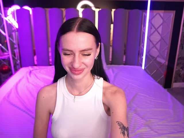 SnowWhiteee live cam on BongaCams