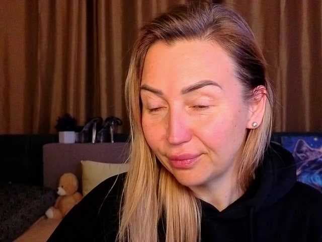 Jullyblondkiss live cam