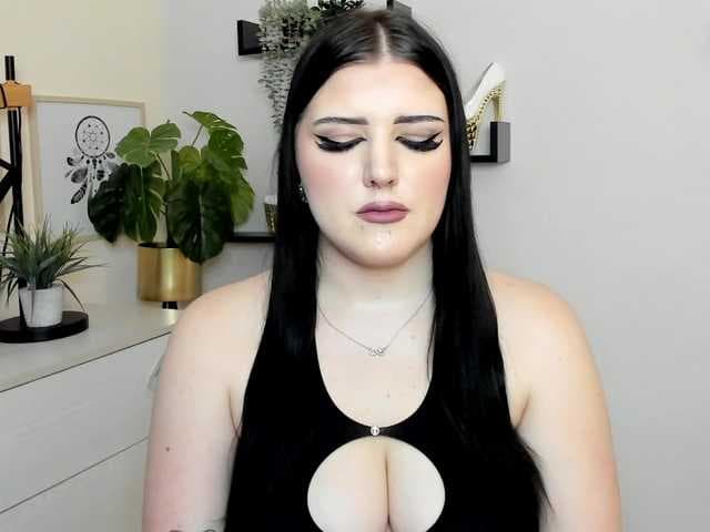 Miabrunette22 live cam